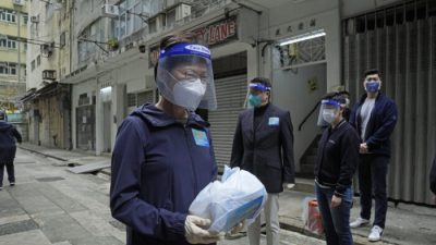 Гонконг призывает к тестированию, Шанхай борется с карантином