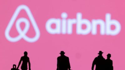 Фигурки на фоне логотипа Airbnb на этой иллюстрации, сделанной 27 февраля 2022 года. (Dado Ruvic/Illustration/Reuters)
