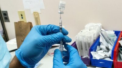 VAERS: Сообщения о проблемах со здоровьем после вакцинации от COVID-19 зашкаливают по всем показателям