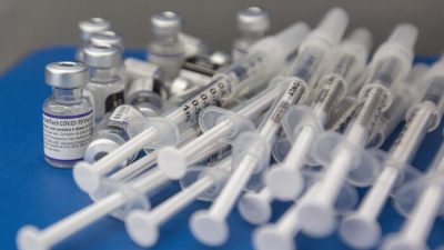 Адвокат из Канады потерял 63% слуха в левом ухе после прививки от COVID-19