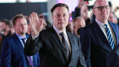 Генеральный директор компании Tesla Элон Маск (C) присутствует на официальном открытии нового завода по производству электромобилей Tesla вблизи Грюнхайде, Германия, 22 марта 2022 года. (Christian Marquardt/Pool/Getty Images)