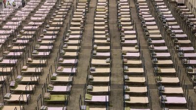 Рабочие-мигранты рассказали о распространении COVID-19 во временных больницах Китая