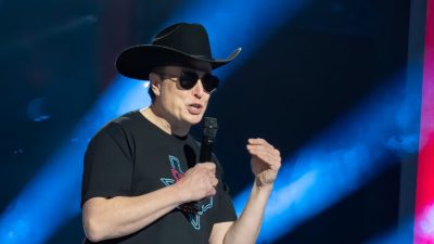 Генеральный директор Tesla Motors Илон Маск на открытии производства Tesla Giga Texas Cyber Rodeo в Остине, штат Техас, 7 апреля 2022 года. Фото: Suzanne Cordeiro/AFP via Getty Images