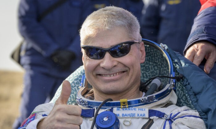 Американский астронавт, установивший рекорд по продолжительности полёта, вернулся на Землю в российской капсуле Астронавт НАСА Марк Ванде Хей возле космического корабля «Союз МС-19» после приземления вместе с российскими космонавтами Антоном Шкаплеровым и Петром Дубровым недалеко от города Джезказган, Казахстан, 30 марта 2022 года. Фото: Bill Ingall/NASA via AP
