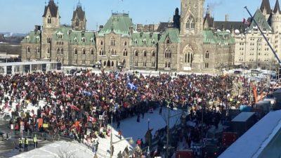 Общество Канады разделилось во мнениях о пандемии и политике