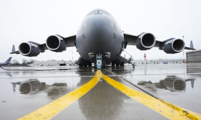 Сотрудники Королевских канадских ВВС загружают не смертельные и смертельные средства на базе CFB Трентон, Онтарио, 7 марта 2022 года. (The Canadian Press/Sean Kilpatrick) | Epoch Times Россия