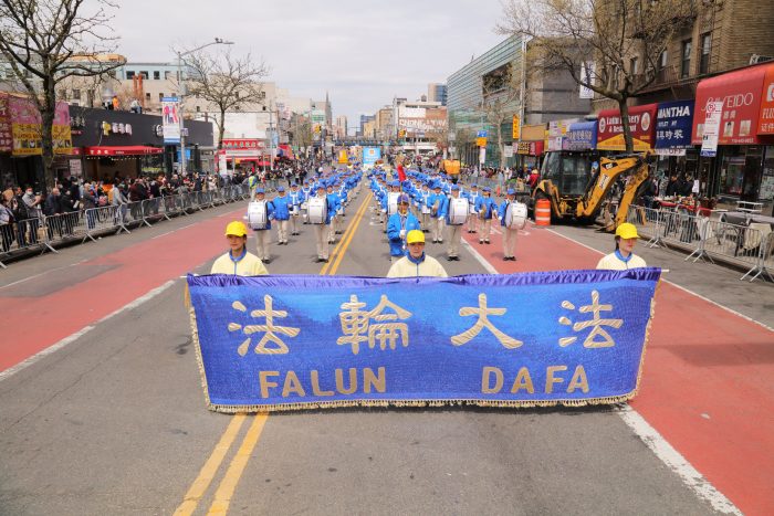 2000 человек вышли на парад в Нью-Йорке в память об исторической апелляции в Пекине