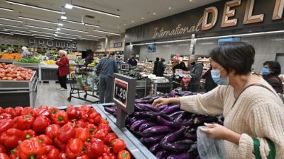 В супермаркете в Глендейле, Калифорния, 12 января 2022 года. (Robyn Beck/AFP/Getty Images)