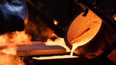 Слиток золота чистотой 99,99% отливается на заводе цветных металлов Красцветмет в сибирском городе Красноярске, Россия, 10 марта 2022 года. Фото: AlexanderManzyuk/Reuters