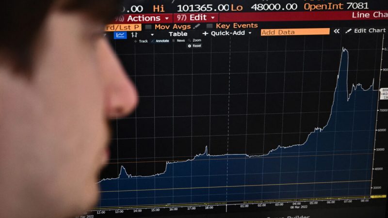 Лондонская биржа металлов LME приостановила торги никелем из-за инцидента с никелем впервые с 1985 года, Лондон, 8 марта 2022 года. (Ben Stansall/AFP) | Epoch Times Россия