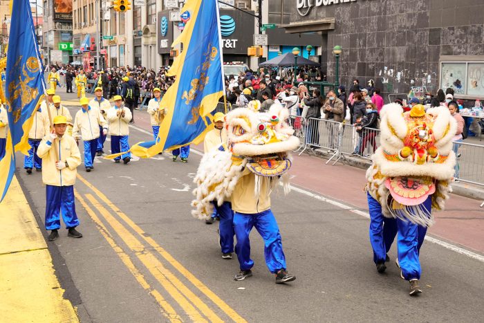 2000 человек вышли на парад в Нью-Йорке в память об исторической апелляции в Пекине