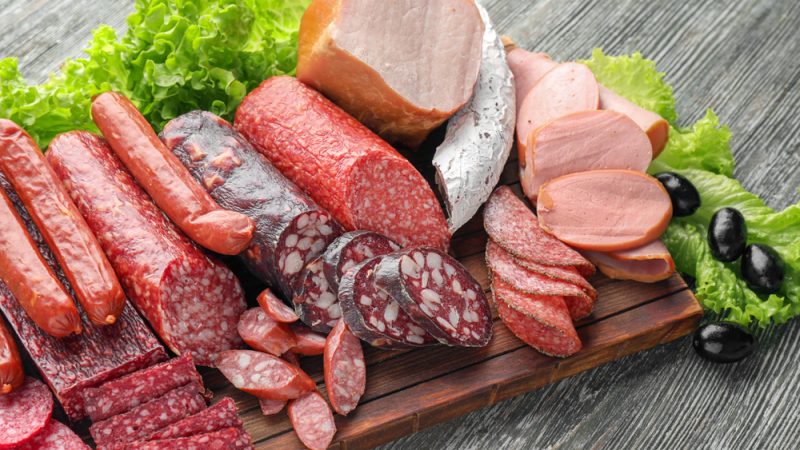 Переработанное мясо вызывает рак: Международное агентство по изучению рака Сколько раковых заболеваний вызывает переработанное мясо? Shutterstock
