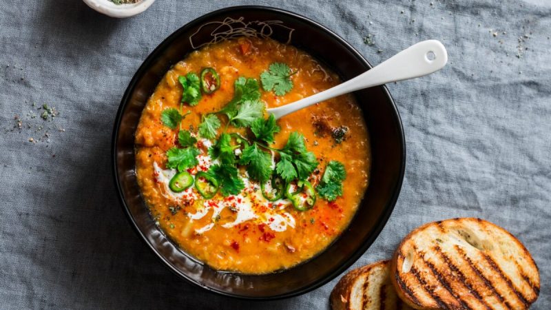 Чечевица — это сытная и богатая основа для супов и рагу с бесконечными возможностями для импровизации. (Kiian Oksana/Shutterstock) | Epoch Times Россия