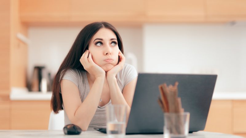 Иногда решение «просто проверить одну вещь», прежде чем сосредоточиться на задаче, может подорвать ваш прогресс.  Фото: Shutterstock  | Epoch Times Россия