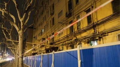 Жилые здания заблокированы в районе Пудун, Шанхай, Китай, 22 марта 2022 года. В Шанхае наблюдается всплеск covid-19 Omicron. Фото: Robert Way/Shutterstock