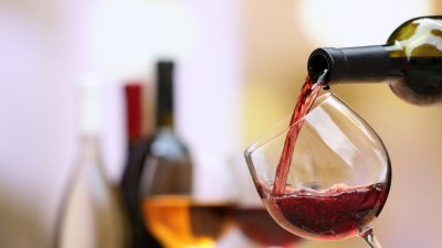 Вино может быть не так хорошо влиять на вас, как считалось раньше. Фото: Shutterstock