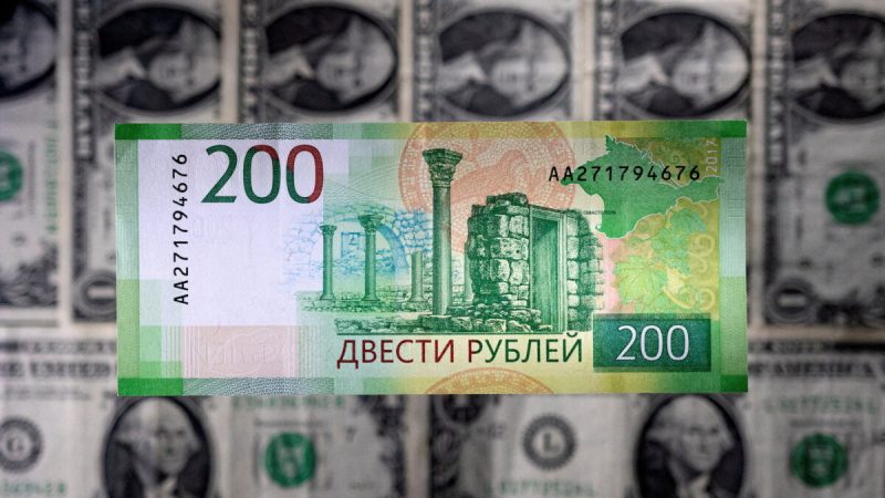 Доллар упал до 57 рублей впервые за четыре года Банкнота российского рубля лежит на банкнотах доллара США на этой иллюстрации, сделанной 1 марта 2022 года. (Dado Ruvic/Illustration/Reuters)