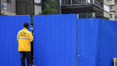 Китайские власти используют металлические ограждения для борьбы с COVID-19