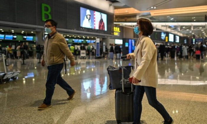 Проведение компартией Китая строгой политики «нулевого ковида» спровоцировало волну эмиграции. (Hector Retamal/AFP via Getty Images) | Epoch Times Россия