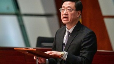 На выборах главы Гонконга победил бывший силовик