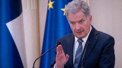 Президент Финляндии Саули Ниинистё на пресс-конференции объявил, что Финляндия подаст заявку на вступление в НАТО, в Президентском дворце в Хельсинки, Финляндия, 15 мая 2022 года. (Alessandro Rampazzo/AFP via Getty Images)