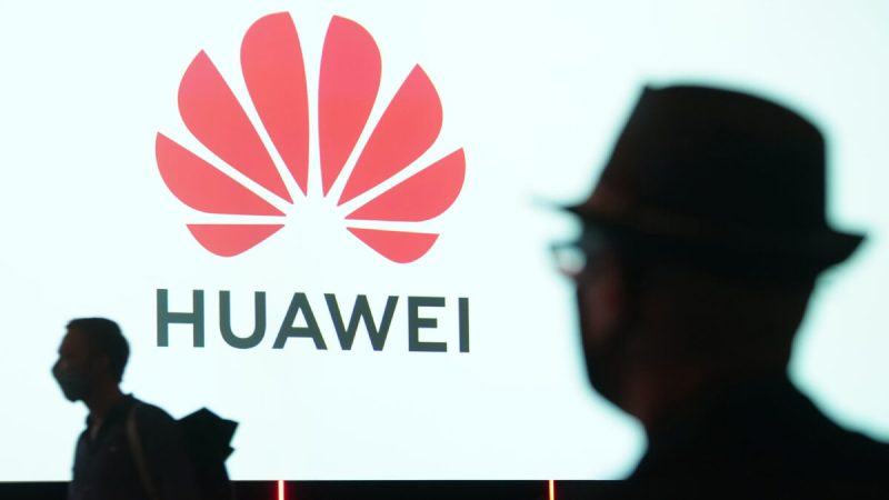Люди прибывают на презентацию компании Huawei на выставке бытовой техники и электроники IFA 2020 Special Edition в день открытия выставки в Берлине, Германия, 3 сентября 2020 года. (Sean Gallup/Getty Images) 