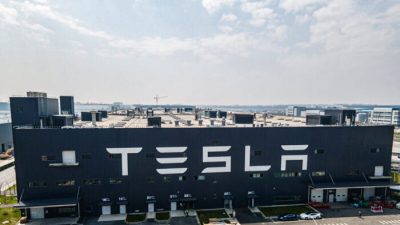 Заводы в Шанхае пытаются возобновить производство в условиях блокировки