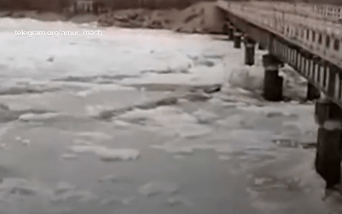Ледоход повредил автомобильный мост в Амурской области Ледоход на реке Селемджа. Скриншот/ Telegram | Epoch Times Россия