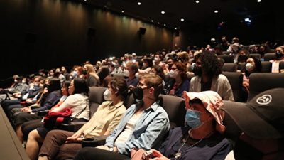 Люди смотрят аншлаговую премьеру канадского документального фильма «Вечная весна» на кинофестивале в Нью-Йорке 24 мая 2022 г. (Ши Пин/The Epoch Times)