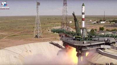Ракета-носитель «Союз-2.1а» с грузовым транспортным кораблём «Прогресс МС-20» стартует с арендованного Россией космодрома Байконур, Казахстан, 3 июня 2022 года, на фото с видео. (Roscosmos Space Agency via AP)