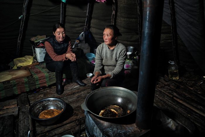 Фотографы запечатлели жизнь оленеводов, живущих на границе Монголии и Сибири