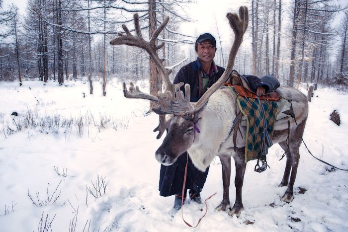 Фотографы запечатлели жизнь оленеводов, живущих на границе Монголии и Сибири