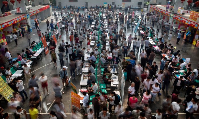 Китайские рабочие в местном центре занятости в Иу, провинция Чжэцзян, Китай, 18 сентября 2015 года. (Kevin Frayer/Getty Images) | Epoch Times Россия