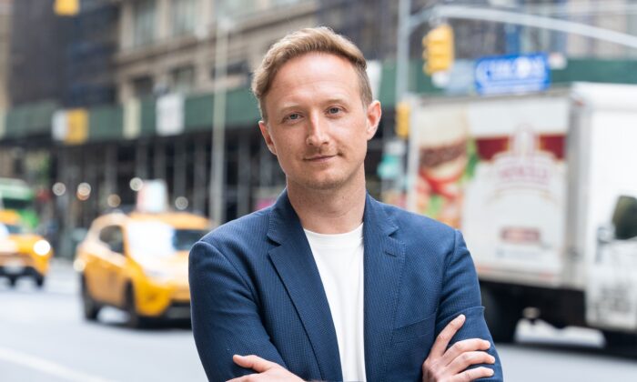 Лауреат премии Пибоди Джейсон Лофтус, режиссёр нового анимационного документального фильма «Вечная весна», в Нью-Йорке 24 мая 2022 года. (Jack Wang/The Epoch Times) | Epoch Times Россия