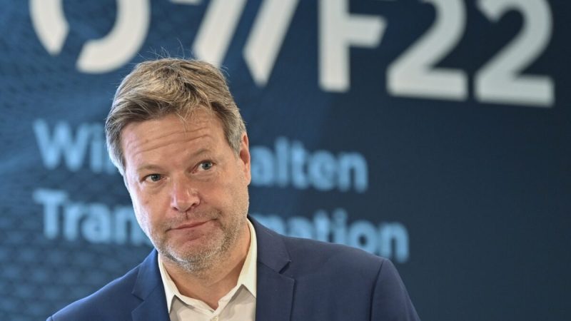 Роберт Хабек, федеральный министр экономики и защиты климата, принимает участие в Восточногерманском экономическом форуме (OWF) в Бад-Зарове, Германия, 13 июня 2022 года.  Фото: Patrick Pleul/dpa via AP 