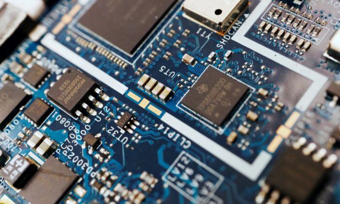 Полупроводниковые микросхемы на печатной плате компьютера на фото, сделанном 25 февраля 2022 года. Florence Lo/Reuters | Epoch Times Россия