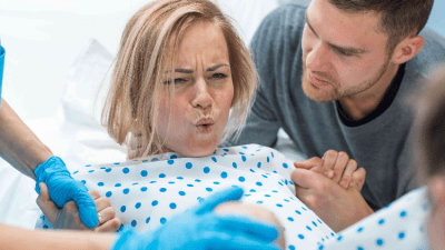 Странная причина, по которой женщины начали рожать лёжа на спине