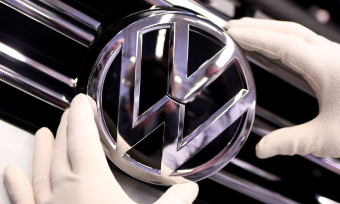 Германия отклонила заявки Volkswagen на продление инвестиционных гарантий в Китае Логотип Volkswagen на производственной линии завода Volkswagen в Вольфсбурге, Германия, 1 марта 2019 года. (Fabian Bimmer/Reuters) | Epoch Times Россия