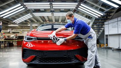 Сборка автомобиля Volkswagen на заводе компании в Цвиккау, Германия, 27 января 2022 года. Фото: Jens Schlueter/Getty Images