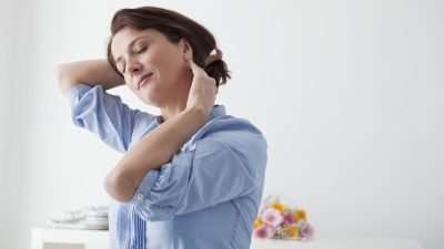 Боль в шее: девять простых и эффективных способов позаботиться о шейном отделе позвоночника, избежать головокружений и инсультов