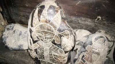 В Перу найдены загадочные камни с изображениями доисторических «кардиохирургов»