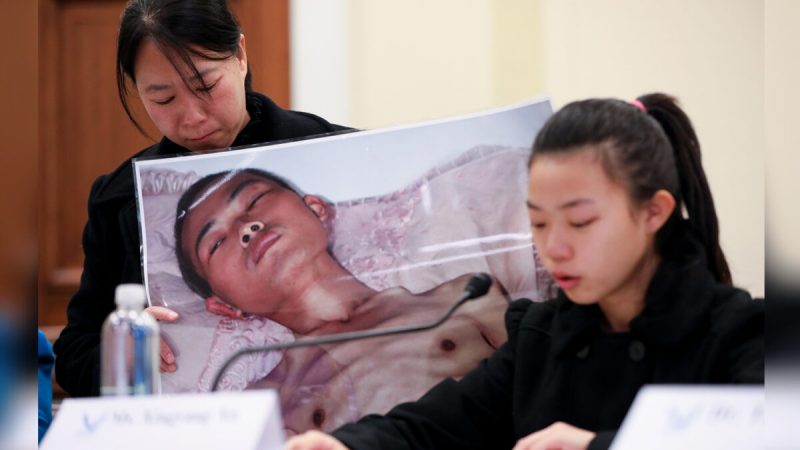 Сюй Синьян ®, чей отец был подвергнут пыткам до смерти за свою веру в Фалуньгун, выступает на форуме «Нарушение прав человека и движение Туйдан в Китае» рядом со своей матерью Чи Лихуа на Конгрессе в Вашингтоне 4 декабря 2018 года. (Самира Буау/The Epoch Times) | Epoch Times Россия