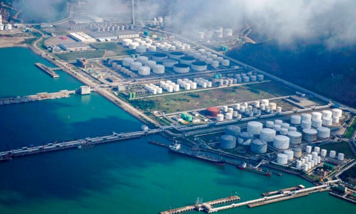 Россия вернула себе первое место в рейтинге мировых поставщиков сырой нефти Резервуары с нефтью и газом на нефтяном складе в порту Чжухай, Китай, 22 октября 2018 г. Фото: Aly Song/Reuters