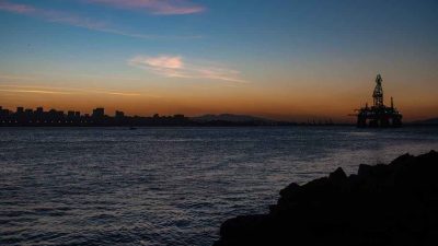 На буровых вышках в Крыму продолжается пожар