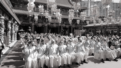 Флаг компартии Китая поднят в гонконгском храме