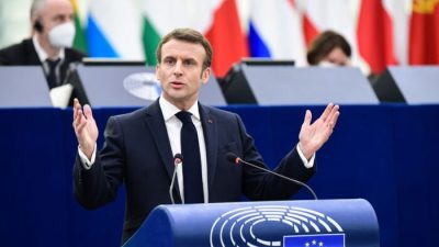 Президент Франции Эммануэль Макрон выступает на пленарном заседании Европейского парламента, представляя программу деятельности французского председательства, поскольку Франция в настоящее время председательствует в Европейском союзе, Страсбург, восточная Франция, 19 января 2022 года. (Bertrand Guay/AFP via Getty Images)