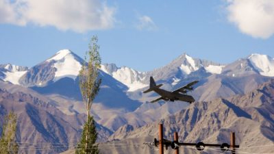 Военно-транспортный самолёт «Геркулес» ВВС Индии готовится к посадке на авиабазе в Лехе, совместной столице союзной территории Ладак, граничащей с Китаем, 8 сентября 2020 года. (Mohd Arhaan Archer/AFP via Getty Images)
