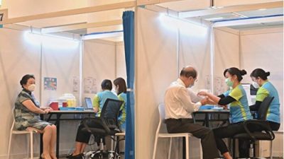 Власти Гонконга отрицают причинно-следственную связь 115 смертей с вакцинацией от COVID-19