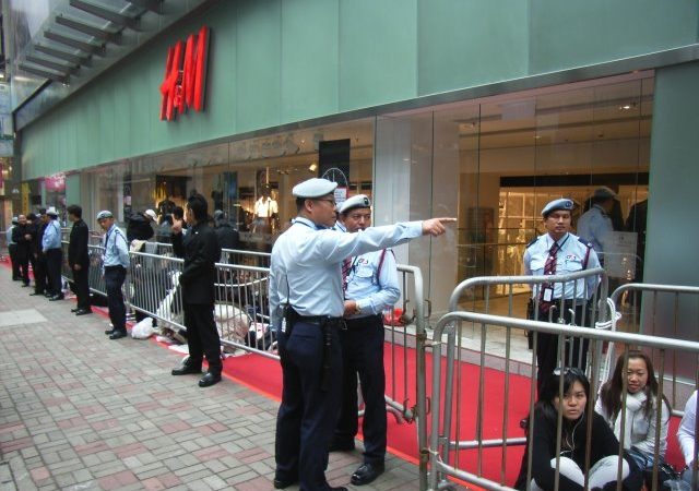 H&M продаёт бизнес в России Покупатели ждут торжественного открытия известного модного магазина H&M в Гонконге. Фото: Мадонна ХМ/wikimedia.org/CC BY-SA 2.5 | Epoch Times Россия