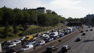 Россияне стоят в пробках по пути на курорты юга